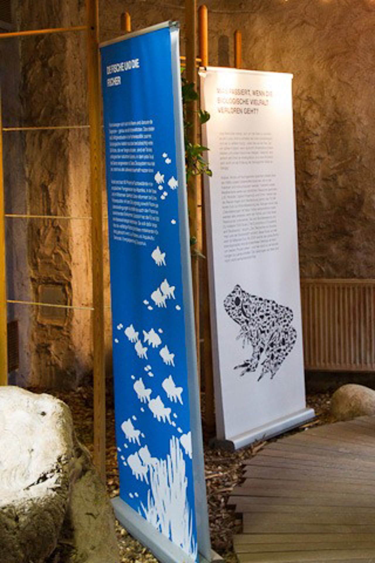 Roll-Ups der Ausstellung