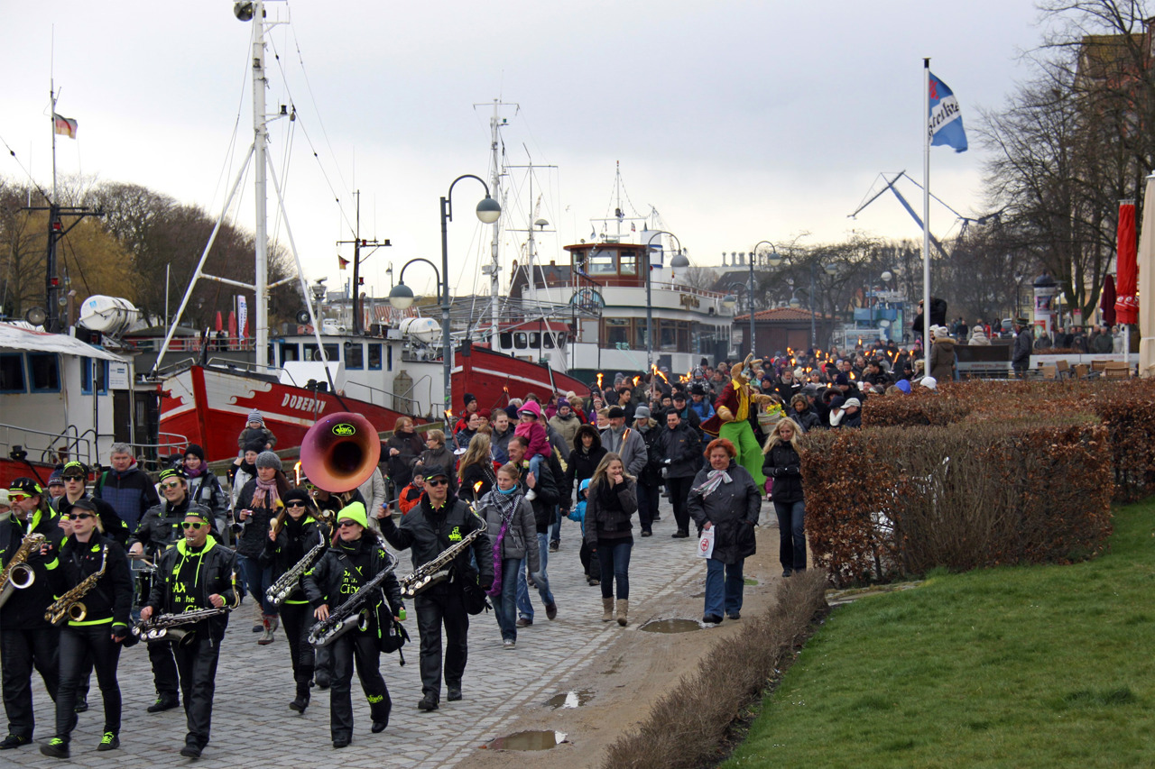 Fackelumzug zu Ostern am Alten Strom in Warnemünde