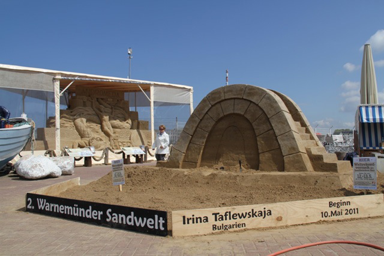 2. Warnemünder Sandwelt 2011 - Brücke vor dem Durchstoß