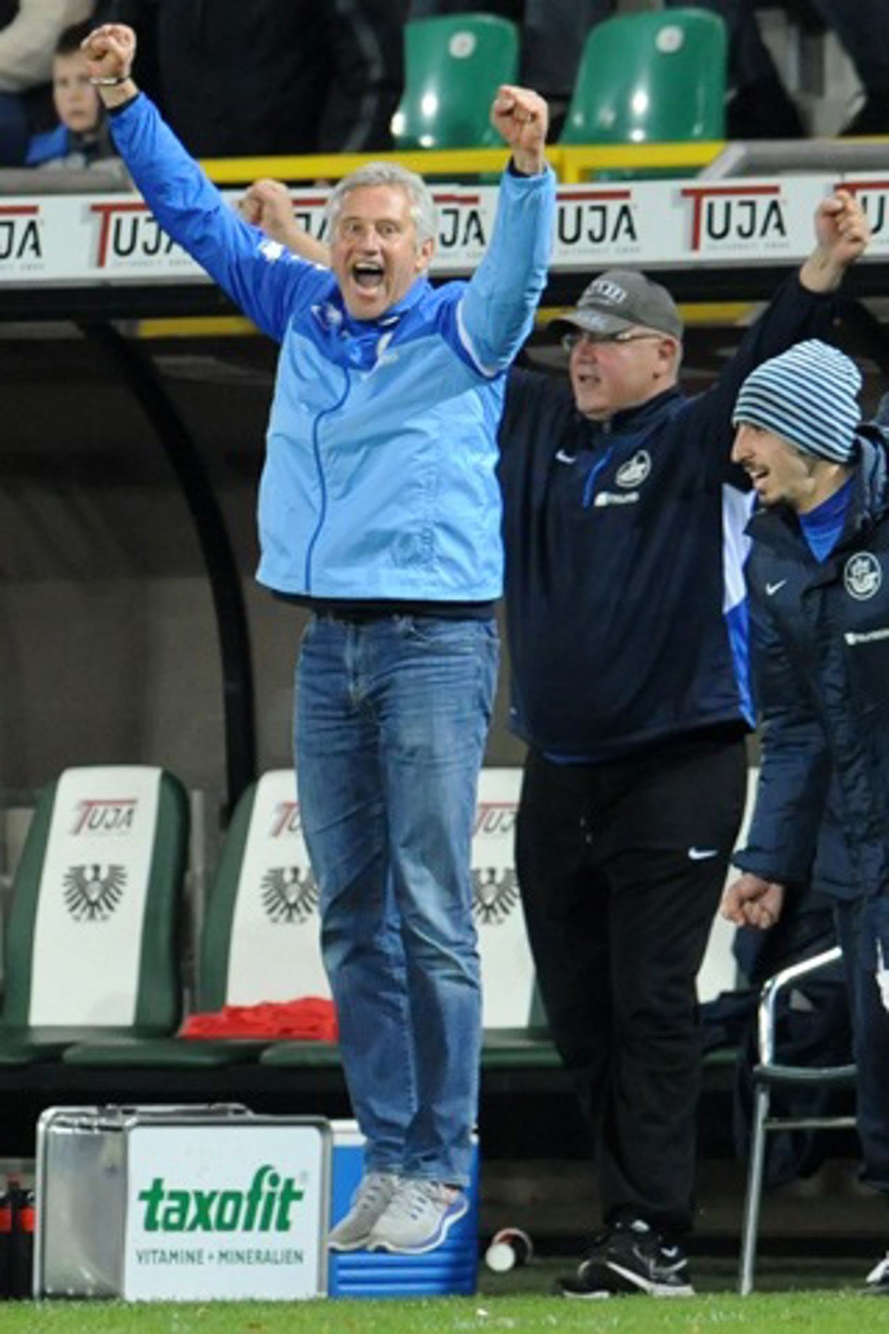 Nicht den Boden unter den Füßen verlieren: Hansa-Trainer Andreas Bergmann jubelt nach dem 2:1-Sieg gegen Münster