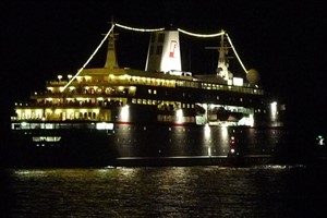 Ausfahrt des Kreuzfahrtschiffs Deutschland aus Warnemünde