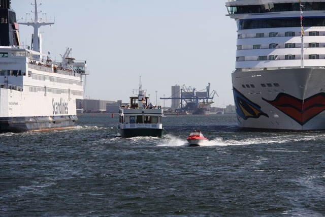 AIDAluna und Kronprins Frederik in Warnemünde