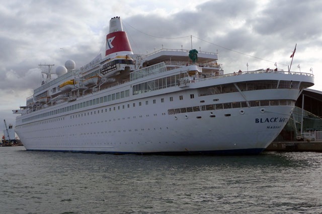 Die Black Watch im Kreuzfahrthafen Rostock Warnemünde