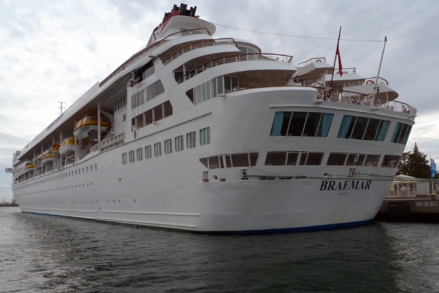 Die Braemar am Kreuzfahrtterminal in Warnemünde