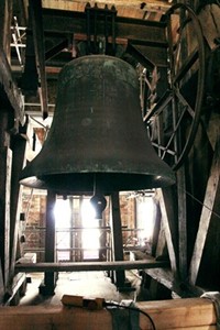 Eine Glocke in der Rostocker Marienkirche