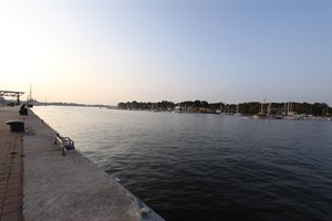 Blick aufs Wasser im Rostocker Stadthafen