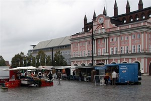 8. Rostocker Apfelmarkt vor dem Rathaus