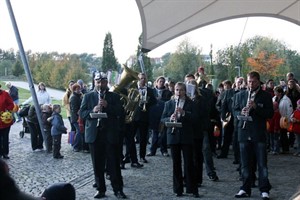 Blasorchester beim Laternenumzug im IGA Park