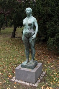 Bronzeplastik Frauenfigur im Warnemünder Kurpark