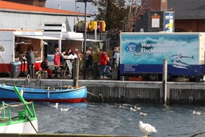 Fischstände am Strom in Warnemünde