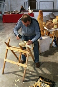 Holzbildhauer beim Martinsmarkt in der Rostocker Nikolaikirche