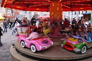 Kinderkarussel beim Halloweenfest auf dem Uniplatz Rostock