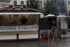 Frischer Fisch auf dem Neuen Markt beim Rostocker Apfel- und Räuchermarkt