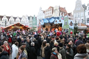 Menschenmassen bei Stollenverteilung - Rostocker Weihnachtsmarkt 2009