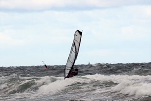 Surfer vor Warnemünde