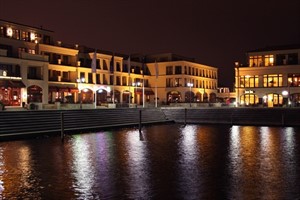 Yachthafenresidenz Hohe Düne bei Nacht