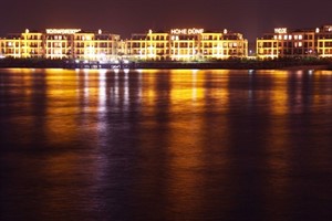 Blick von der Fähre auf die Yachthafenresidenz Hohe Düne