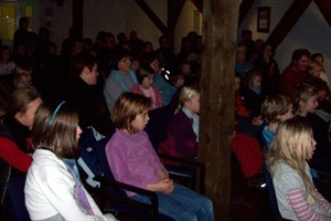 Begeisterte Kinder beim Puppentheater in Warnemünde