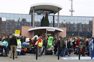 Demo zum Klimaschutz vor dem Rostocker Hauptbahnhof