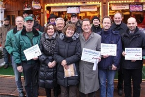 Weihnachtsmarkt Rostock 2009: Gruppenbild der Spendenübergabe