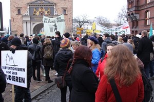 Demonstrationszug der Studenten am Rostocker Steintor