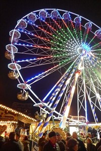 Riesenrad auf dem Weihnachtsmarkt vor dem Rostocker Rathaus