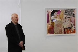 Oskar Manigk vor einem seiner Werke in der Rostocker Kunsthalle