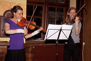 Dorle Fassmann und Suleika Bauer bei der Winterserenade