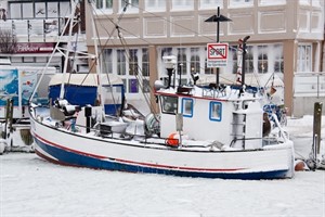 Fischkutter am zugefrorenen Alten Strom