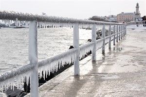 Zauberhafte Eiszapfen an der Mole in Warnemünde