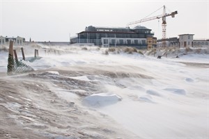 Schneebedeckter Warnemünder Strand