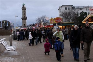 Strandpromenade vor dem Leuchtturm