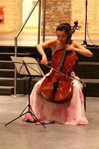 HMT-Studentin am Cello