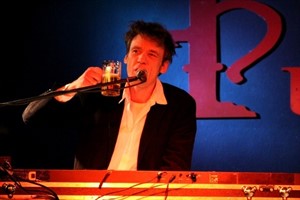 Liedermacher und Kultpianist Sven Panne