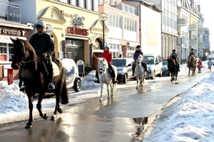 Reiterumzug beim 1. Warnemünder Wintervergnügen