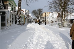 Schneemassen in der Warnemünder Alexandrinenstraße