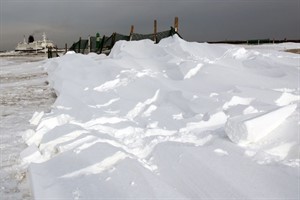 Schneemassen am Strand von Warnemünde