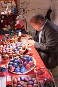 Ostermarkt - Klaus Wiezien bei der Gravur der Ostereier