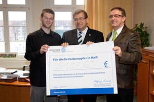 Ulf Liebal vom FSOR, Rektor Wolfgang Schareck und Bernhard Peitz von der Caritas Rostock