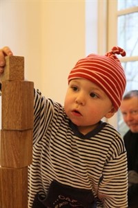 Begeistert spielt Kuno mit QUOAI in der Galerie Wolkenbank