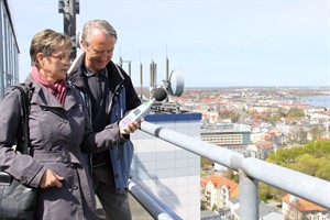 Gisela Neumann und Hans-Georg Boye auf dem Hochaus in der August-Bebel-Straße