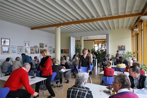 Gäste bei der Ausstellungseröffnung von Margot Domhardt im Amtsgericht Rostock