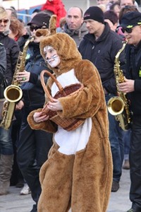 Osterhase beim Fackelumzug in Warnemünde 2010