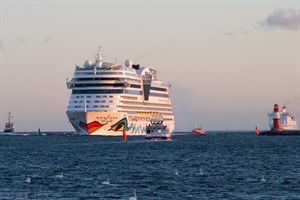 AIDAblu beim Einlaufen in Rostock-Warnemünde