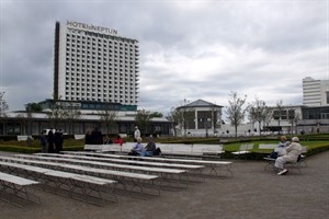 Kaum ein Gast beim Kurgartenkonzert in Warnemünde