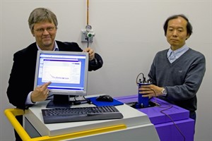 Prof. Ralf Ludwig und Dr. Koichi Fumino demonstrieren das neue Terahertz-Spektrometer