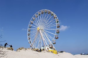 Riesenrad am Strand von Warnemuüde