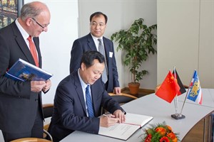 Prof. Dr. CAI Jingmin, Präsident, Universität Hefei und Prof. Dr. CONG Mingcai, Dalian Universität