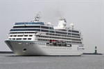 Azamara Journey bei der Einfahrt nach Warnemünde