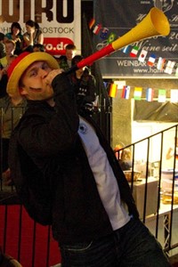 Fan mit Vuvuzela in der Rostocker Eishalle